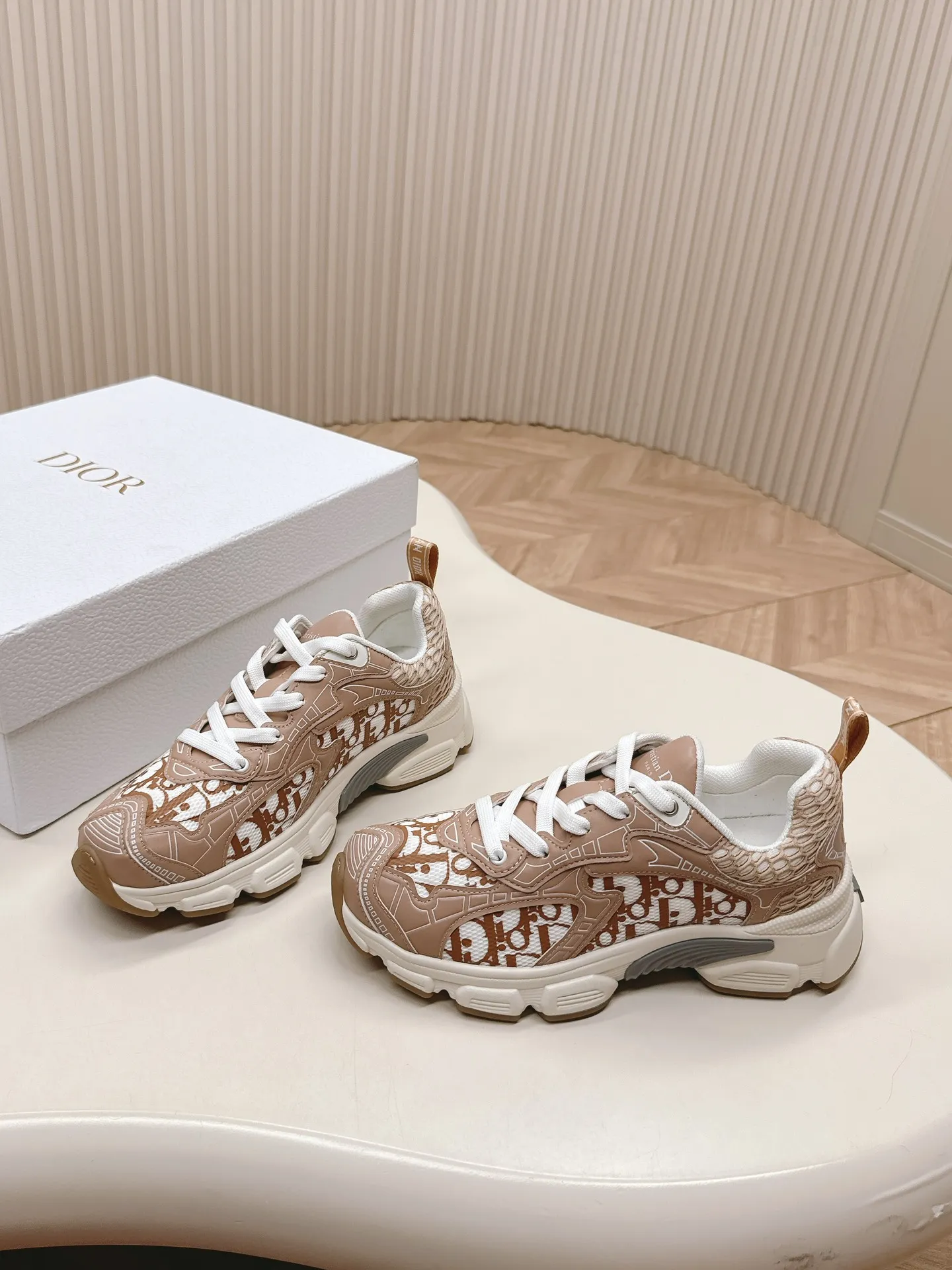 👟👟Ex-factory price 620👟👟 Hot item, star model 2024 main hot item, the newly released Dior Chrono new casual sports shoes, running shoes, dad shoes are really cool, full of futuristic feeling! Really cool! Once again interpreting Dior's concept of cool fashion, the lucky star will bless you with good luck. The new EVA sole is super light and super soft! A perfect replica of the original! Fully matched material and mold! ! 35-40
